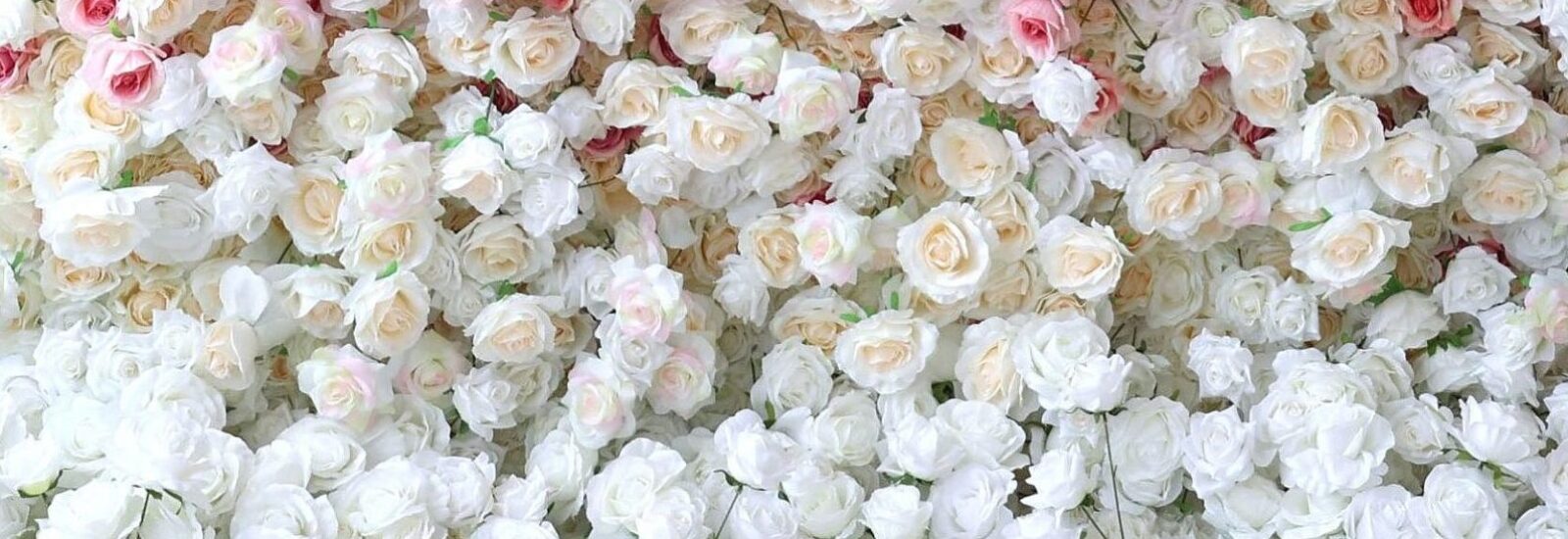 Gradient flower wall with ombré effect using silk flowers – perfect for weddings, parties, and event photo backdrops