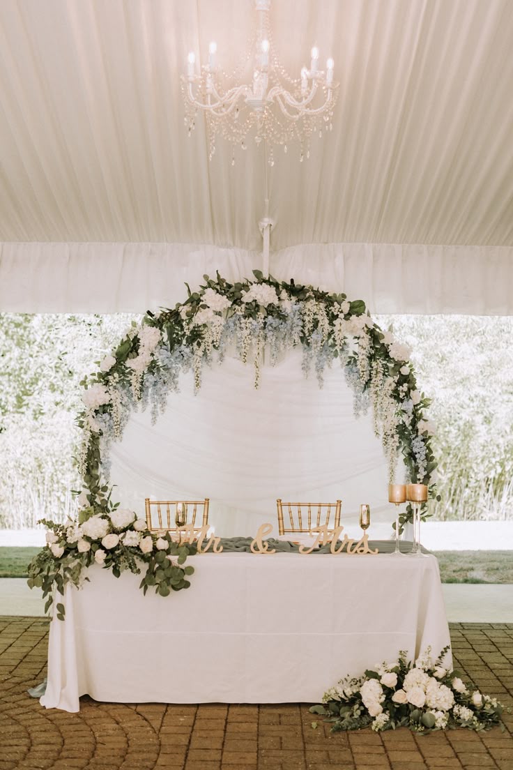 Round arch head table adorned